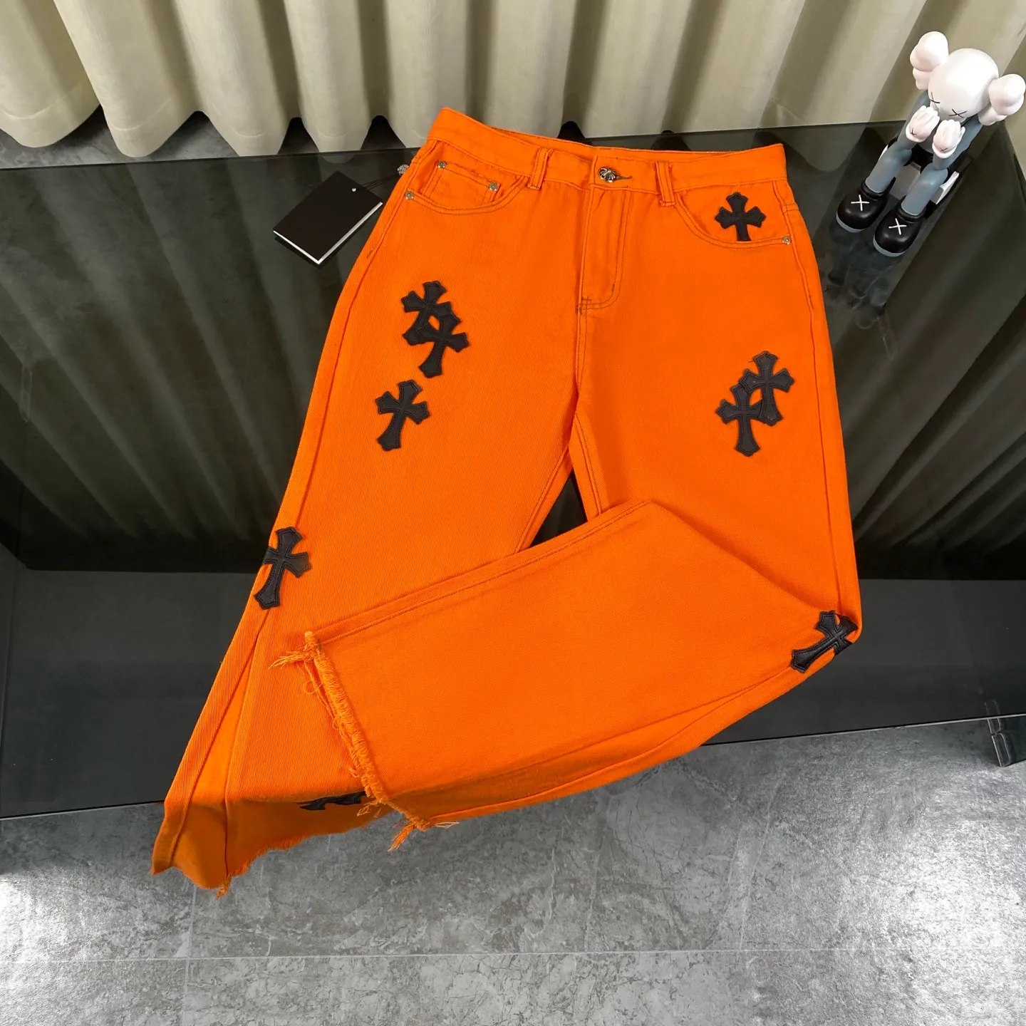 🅿️280 Chrome Hearts Orange Cow King Leather Flare Jeans 🌞It can be called the most summery style of Chrome Hearts. The vibrant orange is the unique and passionate color of summer. Wearing it, it seems to bring sunshine and dazzling.  These pants are modified based on Levi's genuine American-made 90 second-hand soleplates, and the quality is guaranteed. The sterling silver hardware accessories are full of texture and reflect fine light as the body moves, giving it a high-end feel. The lambskin leather craftsmanship is exquisite, the soft leather collides with the tough denim, and the design is full of sense.  The bell-bottom style is retro and fashionable. It not only modifies the shape of the legs, but also makes you walk with wind and full aura. Whether paired with a simple white T-shirt or a personalized short top, you can easily create an exclusive trendy look.  🔶The unique orange color stands out among the crowd of jeans and easily becomes the focus of your outfit.  Size covers M-XXL (corresponding to sizes 30-36),